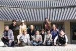国際会議場内の円形瓦屋根の中庭にて集合写真
