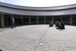 淡路夢舞台　国際会議場内の円形瓦屋根の中庭